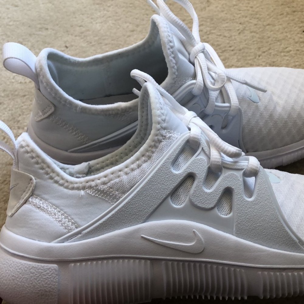 Women's Nike Acalme tennis shoes